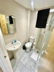 1 Bed Studio - Sleeps 2 - Parking - Wifi