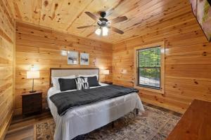 Luxury 5BR PF Dollywood Heated Indoor Resort Pool HotTub Theater Room Arcades