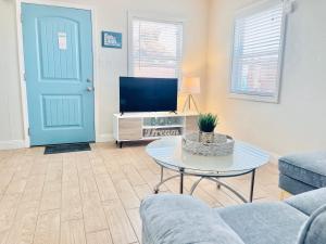 Cozy Beach Cottage with Bicycles