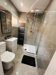 Newly Renovated Private Room with its own kitchenette in shared house by QE Hospital R1