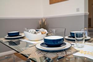 Modern 3 bedroom House - Parking - Sleeps 6