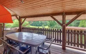 2 Bedroom Beautiful Home In Le Ménil - 比桑