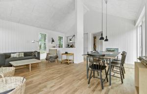 4 Bedroom Nice Home In Ebeltoft