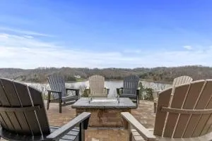 Lake Mansion On The Hill wPanoramic Views & Dock - Tullahoma