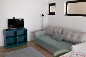Green and Grey 1503
