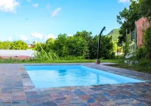 Bas de villa F2 neuf avec terrasse et piscine - Morne Blanc