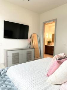 30 Day Minimum - 1100 Sq Ft 1 Bedroom Midtown Atl