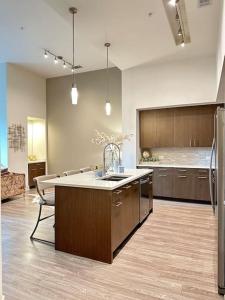 30 Day Minimum - 1100 Sq Ft 1 Bedroom Midtown Atl