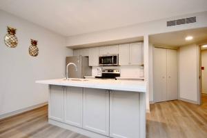 Stunning Condo with Access to Pool