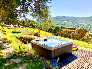Bio Agriturismo Alba Etrusca di Cortona - Organic Farmhouse- Appartamento Lavanda-Appartamento Rosmarino - vasca idromassaggio esterna da maggio ad ottobre