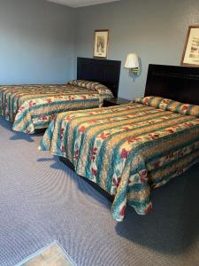 Double Room room in Pratt Budget Inn