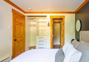 Red Pine Mountain Retreat steps from the Cabriolet