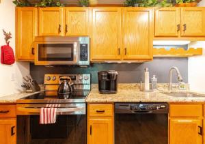 Red Pine Mountain Retreat steps from the Cabriolet