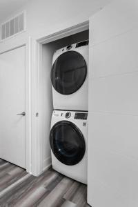 Stylish Downtown Studio by CozySuites
