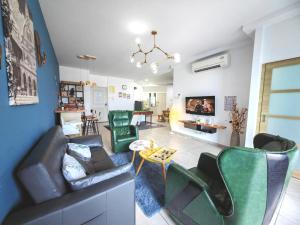 Galaxy 3BR 12-16pax Sea View I Wifi I 5min to Jonker