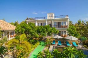 Phòng Giường Đôi Lớn Loại Sang (Deluxe Queen Room)