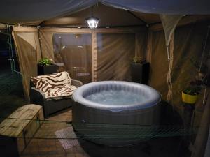B&B / Chambres d'hotes LA CABANE, petite chambre agreable chez l'habitant, maison toute en bois : photos des chambres