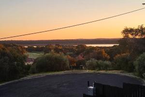 LakeView Retreat, 3x2, pet friendly, sleeps 8, 4WD & fishing