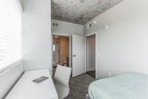 Stylish 3BR Urban Retreat with Downtown Views and Pool - 克拉尔维尔