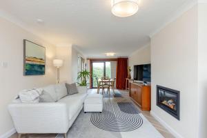 20 mins to Edinburgh 3 bedroom detached family house Wi-Fi Parking