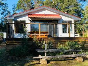 Fully fenced, wrap around decks, water on 3 sides - South Bruny