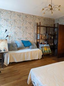 Appartements STUDIO 63M2 3EME ETAGE OU CHAMBRE DANS APPARTEMENT 2EME ETAGE pour SEJOURS A MOULINS : photos des chambres