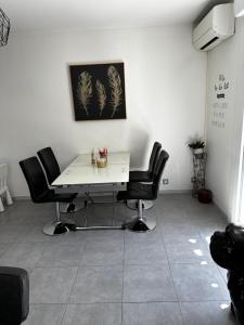 Villas Maison de standing climatisee : photos des chambres