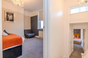 2 Bedroom Apartment Next to Brighton Beach & Shopping Center