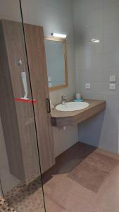 Maisons de vacances LES ROMARINS gite 4 etoiles : photos des chambres