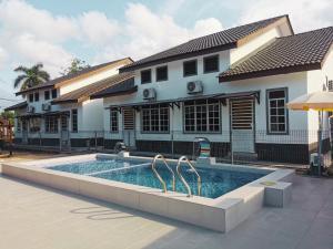 NAZZA Homestay with Pool near Jetty to Perhentian - 4hvězdičkové hotely ve městě Kampung Raja