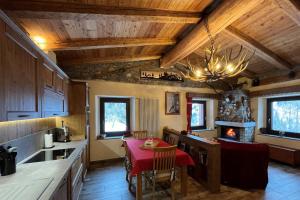 Chalet Chez Louis - Alpine Charm with Mont Blanc View & Ski Access