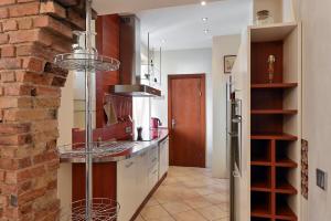 2-bdrm Quiet Central Apartment