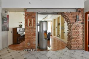 2-bdrm Quiet Central Apartment