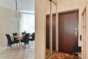 2-bdrm Quiet Central Apartment