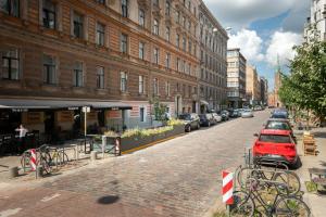 2-bdrm Quiet Central Apartment