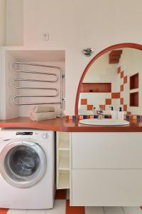 2-bdrm Quiet Central Apartment