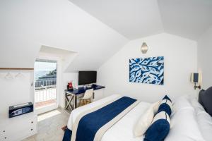 Classic Double Room with Sea View - Attic room in Hotel Villa Gabrisa