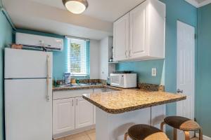 Tropic Terrace Suite #4 - Beachfront Resort