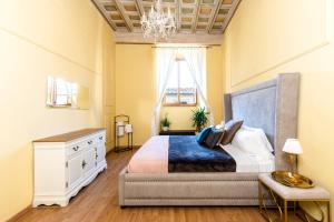 Historic center Palace - Huge 4 bedrooms Santa Croce apartment - By LikeHomeFlorence