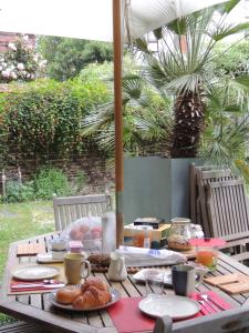 B&B / Chambres d'hotes Chambre d'hote le jardin de l'Esplanade Rennes Centre et gare : photos des chambres