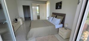 Double Room with Lake View room in Apartmani MITIĆ
