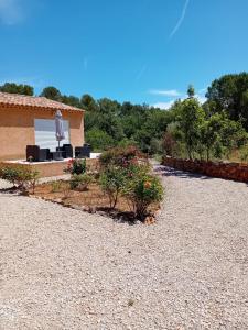 B&B / Chambres d'hotes Chambres d'hotes, B&B climatisees LA BORRELLIENNE : photos des chambres