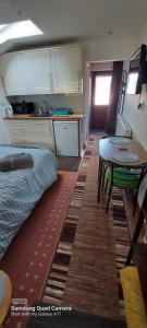 16 BENTLEY ROAD - Uttoxeter, ENTIRE HOLIDAY HOME, COSY ACCOMMODATION launched deform remainder