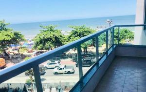 Quarto em apartamento vista mar, sacada, cama queen e colchão extra!