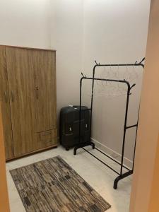 غرفة مستر بحمام فى التجمع الخامس رجال فقط