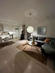 Sentral og lys leilighet med stor uteplass og gratis parkering - Ålgård