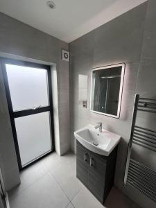 4 Guest Penthouse in Cricklewood near tube