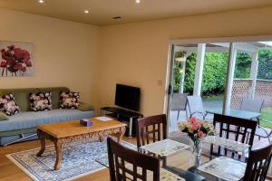 Bright 2 BR, Great Location - 4hvězdičkové hotely ve městě West Vancouver