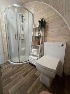 Windmill Glamping Pod with Hot tub - The Hideaway