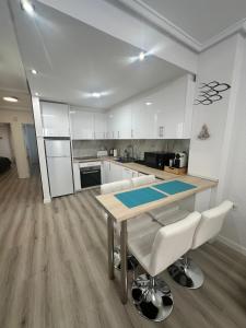 Torrevieja preciosos moderno piso cerca de la playa del cura y todos los servicios en calle la loma